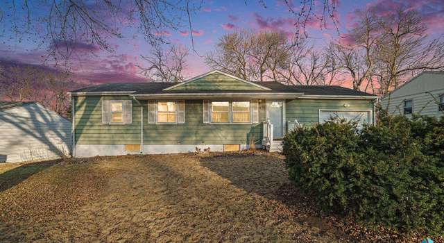 Photo of 1421 S Point Dr, Sioux Falls, SD 57103