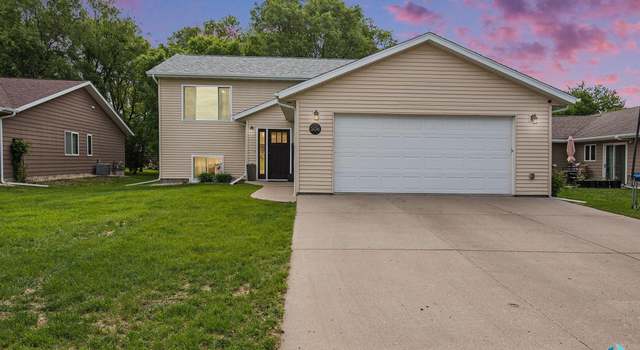 Photo of 506 Silver Creek Cir, Madison, SD 57042