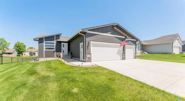 Photo of 812 Sarah C Cir, Garretson, SD 57030