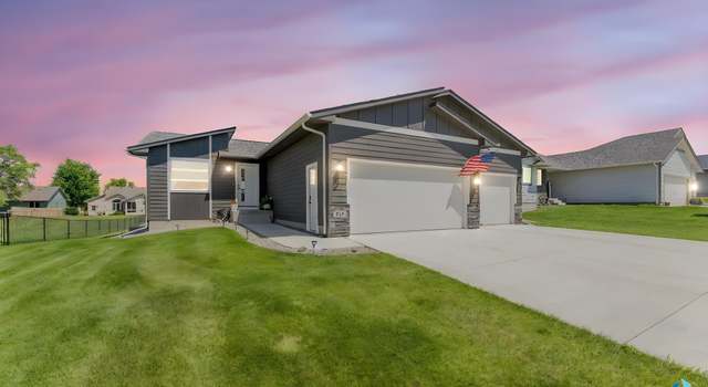 Photo of 812 Sarah C Cir, Garretson, SD 57030