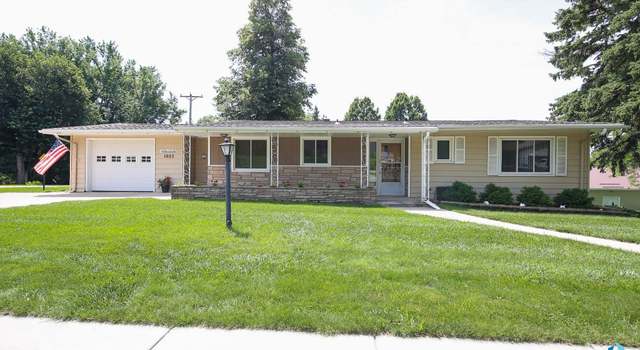 Photo of 1025 3rd St, Garretson, SD 57030
