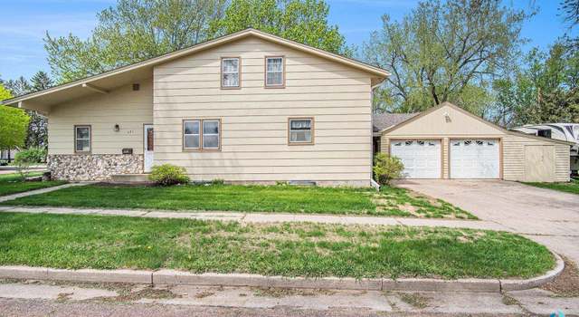 Photo of 901 Clark Ave, Dell Rapids, SD 57022