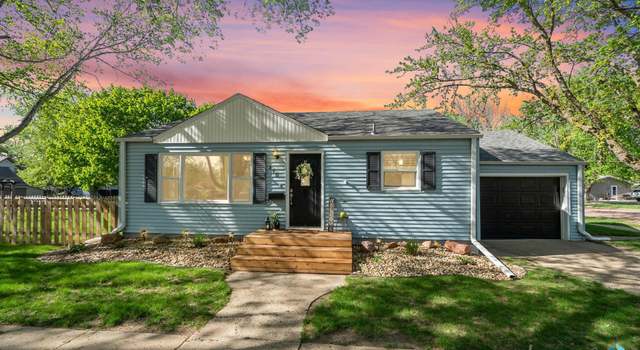 Photo of 110 E Maple St, Beresford, SD 57004