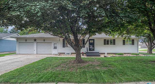Photo of 926 10th St NE, Madison, SD 57042