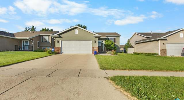 Photo of 5809 W Oakcrest Dr, Sioux Falls, SD 57107