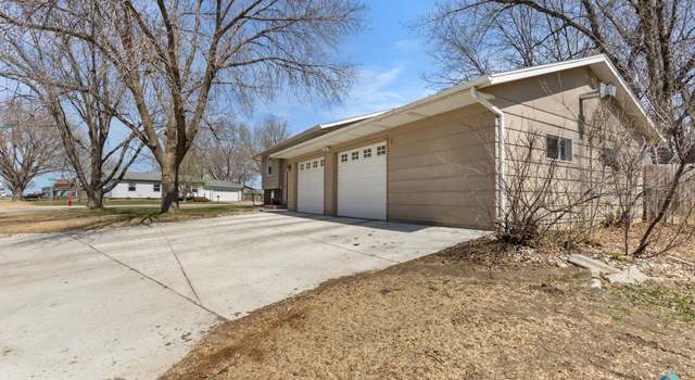 Photo of 200 Perry Ln, Harrisburg, SD 57032