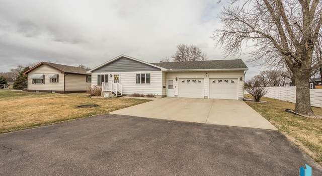 Photo of 703 E Maple St, Parkston, SD 57366