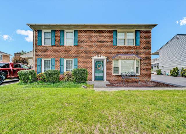 Property at 1308 Parkdale Manor Dr, Salem, VA 24153, 2 beds, 1.5 baths
