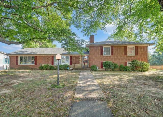 Property at 4022 High Acres Rd NW, Roanoke, VA 24017, 3 beds, 4 baths