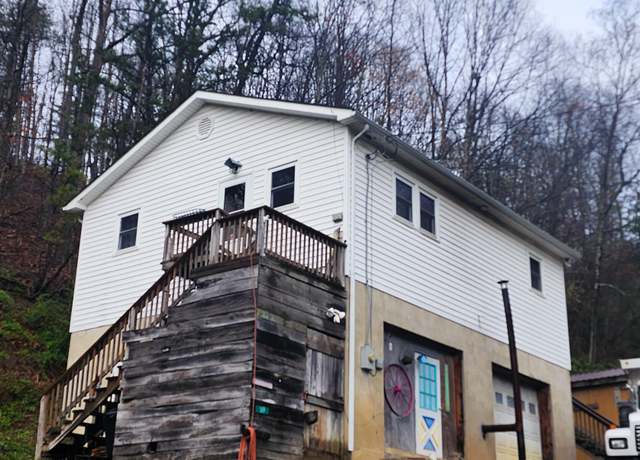 Property at 309 Thomastown Rd, Hot Springs, VA 24445, 2 beds, 1 bath