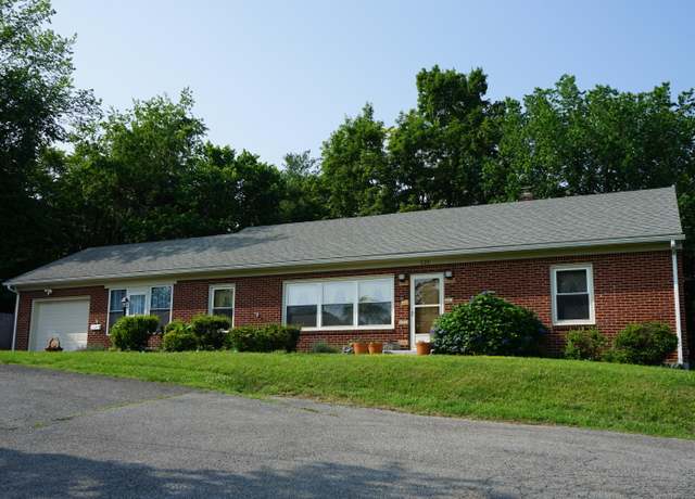 Property at 520 S Poplar St, Vinton, VA 24179, 3 beds, 1.5 baths