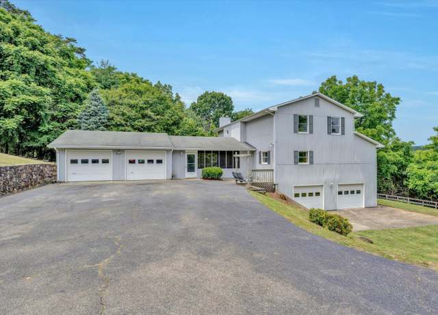 Property at 5300 Rock Hill Dr, Roanoke, VA 24014, 3 beds, 2.5 baths