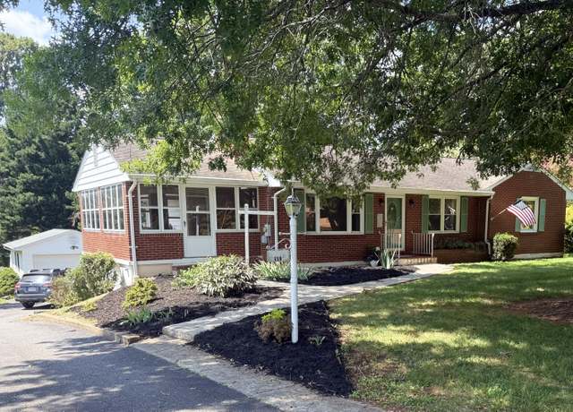 Property at 1533 Oakwood St, Bedford, VA 24523, 3 beds, 3 baths