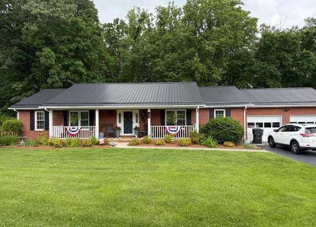 Property at 1529 Mountain Heights Dr, Salem, VA 24153, 3 beds, 2 baths
