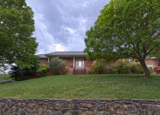 Property at 1615 Deyerle Rd SW, Roanoke, VA 24015, 3 beds, 3.5 baths