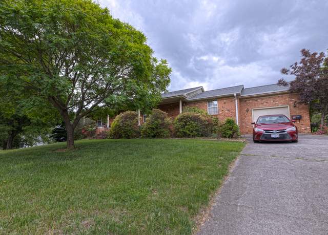 Property at 1615 Deyerle Rd SW, Roanoke, VA 24015, 3 beds, 3.5 baths