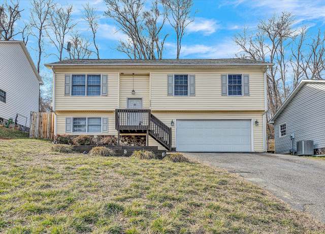 Property at 2340 Locust Grove Cir NE, Roanoke, VA 24012, 3 beds, 2.5 baths