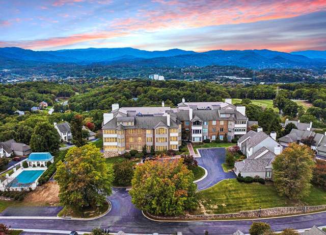 Property at 5026 Hunting Hills Sq, Roanoke, VA 24018, 2 beds, 2.5 baths