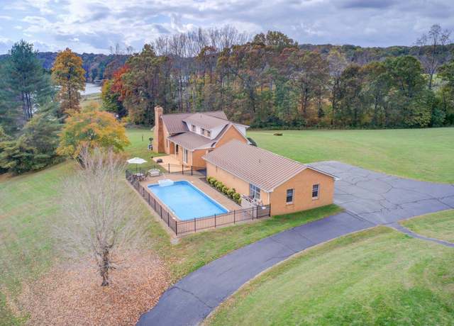 Property at 450 Holyfield Ln, Moneta, VA 24121, 4 beds, 4.5 baths