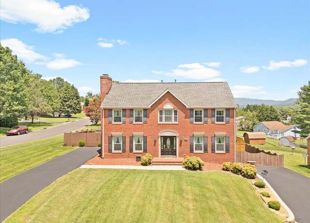 Property at 4933 Labradore Dr, Roanoke, VA 24012, 4 beds, 3 baths