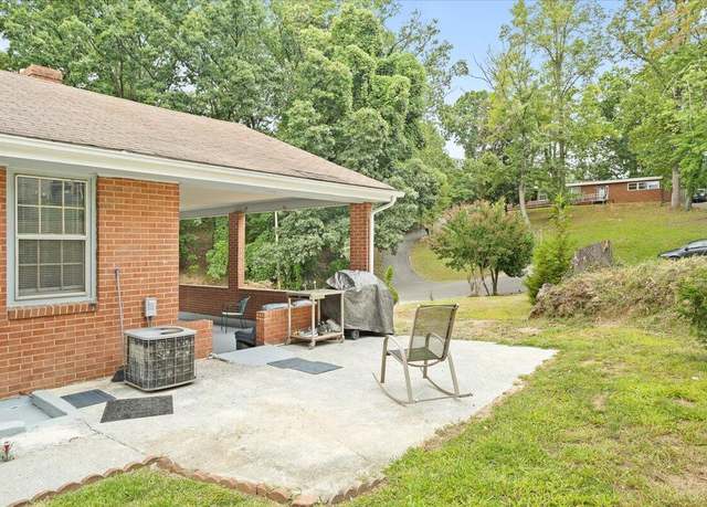 Property at 1019 Silverwood Rd NW, Roanoke, VA 24017, 5 beds, 2 baths