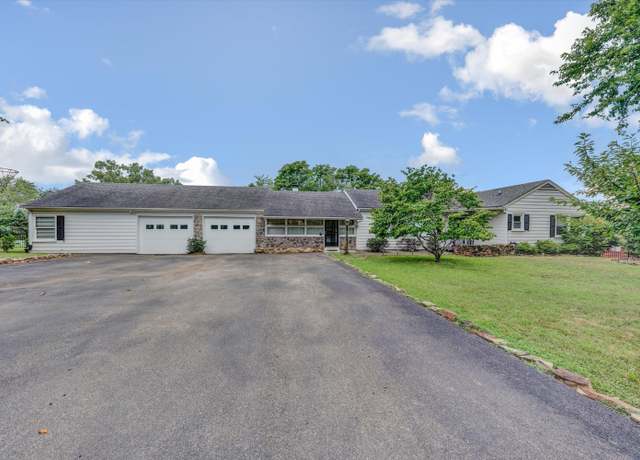 Property at 3091 Pitzer Rd, Roanoke, VA 24014, 3 beds, 2 baths