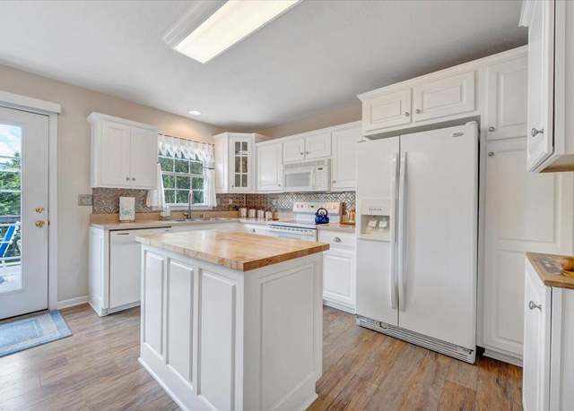 Property at 1700 Bluewater Dr, Moneta, VA 24121, 3 beds, 3 baths