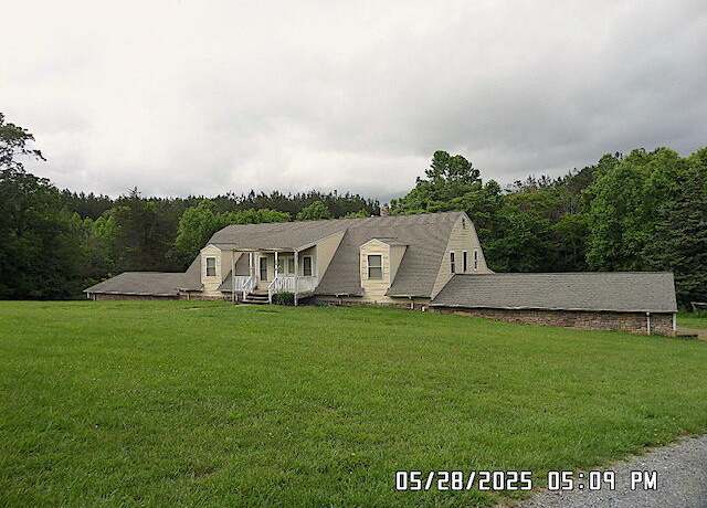 Property at 2810 Glenwood Dr, Bedford, VA 24523, 2 beds, 2.5 baths
