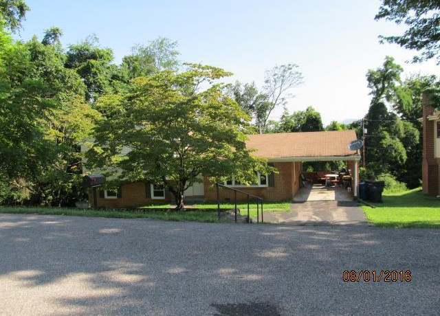 Property at 2521 Lakeview Dr NW, Roanoke, VA 24017, 3 beds, 2 baths