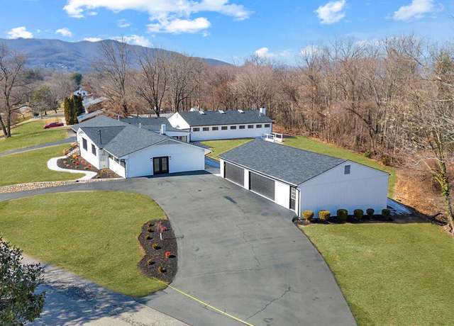 Property at 4445 Laurelwood Dr SW, Roanoke, VA 24018, 4 beds, 3.5 baths