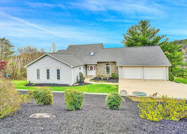 Property at 1506 Links View Dr, Salem, VA 24153, 4 beds, 3.5 baths