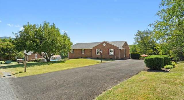 Photo of 302 Hillandale Dr, Troutville, VA 24175