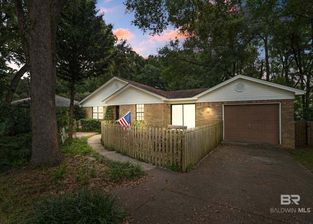 Property at 513 3rd St, Fairhope, AL 36532, 2 beds, 2 baths