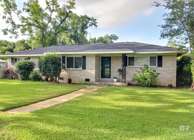 Property at 700 E Myrtle Ave, Foley, AL 36535, 3 beds, 2 baths