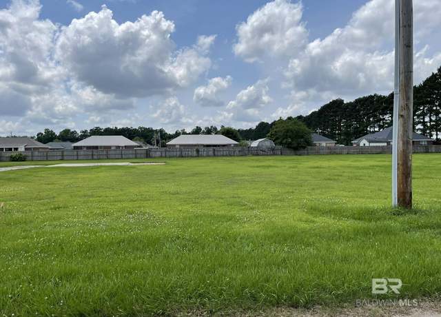 Property at 3 Fountain St, Robertsdale, AL 36567