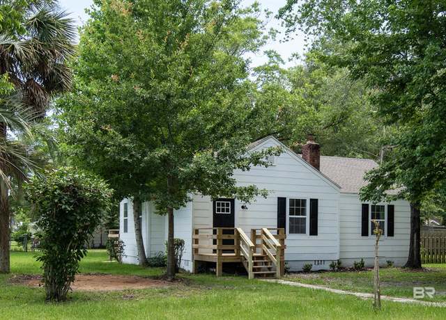 Property at 510 E Myrtle Ave, Foley, AL 36535, 3 beds, 2 baths