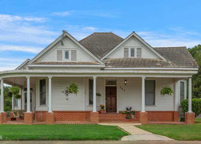 Property at 307 N Market St, Opelousas, LA 70570, 4 beds, 2 baths