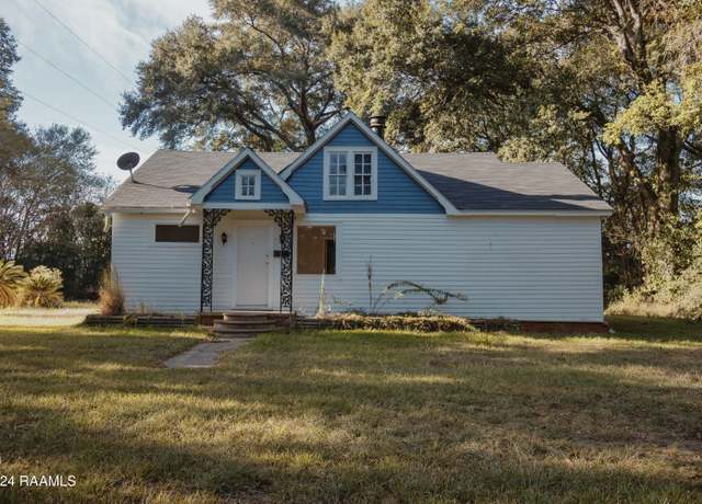 Property at 404 W Hickory St, Ville Platte, LA 70586, 4 beds, 2 baths