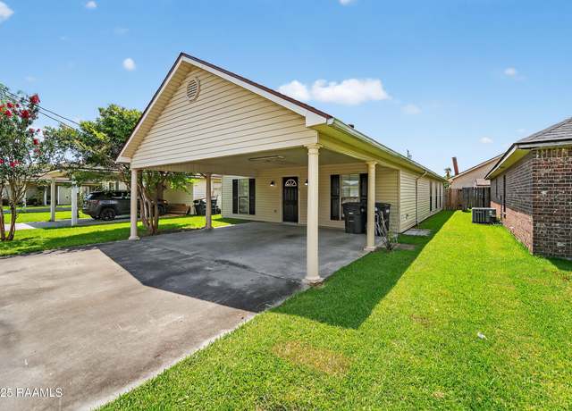 Property at 1518 S Patout St, New Iberia, LA 70560, 3 beds, 2 baths