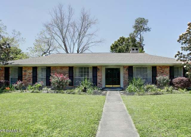 Property at 304 Broadmoor Blvd, Lafayette, LA 70503, 3 beds, 2 baths