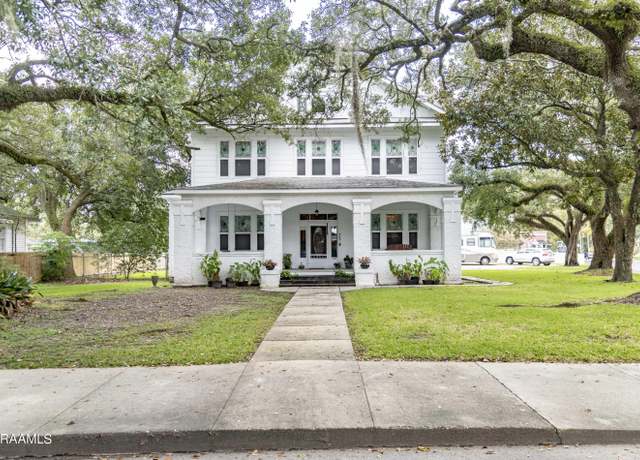 Property at 504 E Main St, New Iberia, LA 70560, 5 beds, 2.5 baths