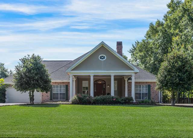 Property at 3 Oak Pl, New Iberia, LA 70563, 4 beds, 3 baths
