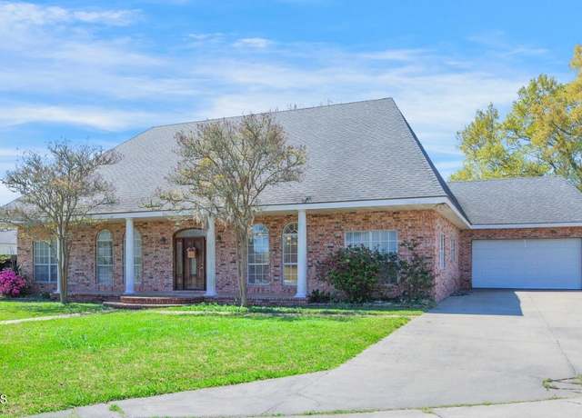 Property at 2018 La Belle Villa Rd, New Iberia, LA 70563, 3 beds, 2 baths