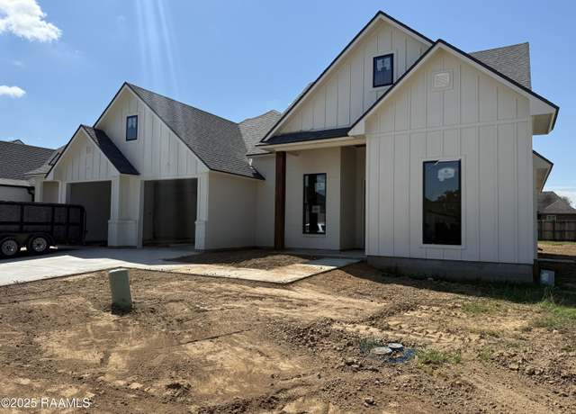 Property at 102 Lakes Edge Dr, Broussard, LA 70518, 4 beds, 3 baths