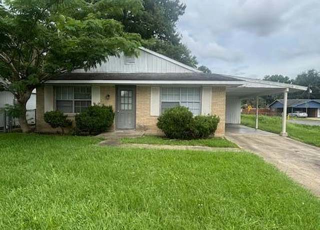 Property at 302 Hilltop Cir, Lafayette, LA 70501, 3 beds, 1 bath