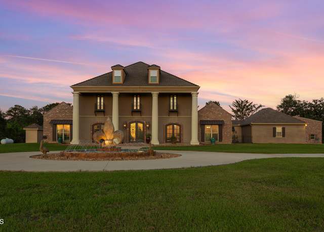 Property at 7503 Sugar Oaks Rd, New Iberia, LA 70563, 6 beds, 5 baths