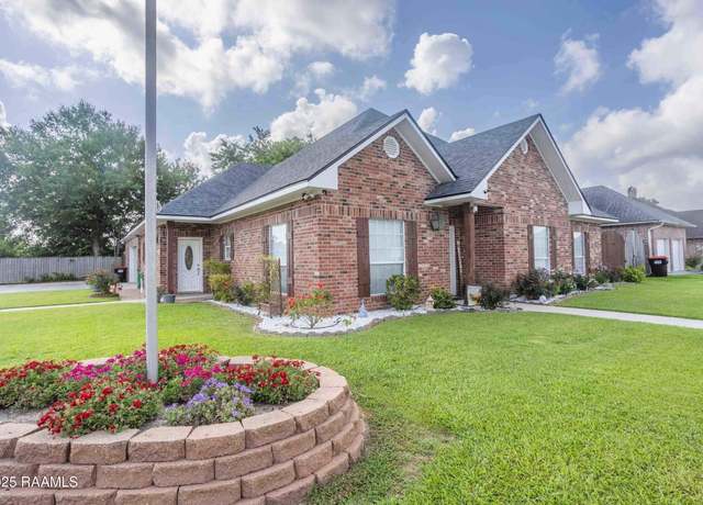 Property at 210 Bon Mange Cir, Lafayette, LA 70506, 3 beds, 2.5 baths