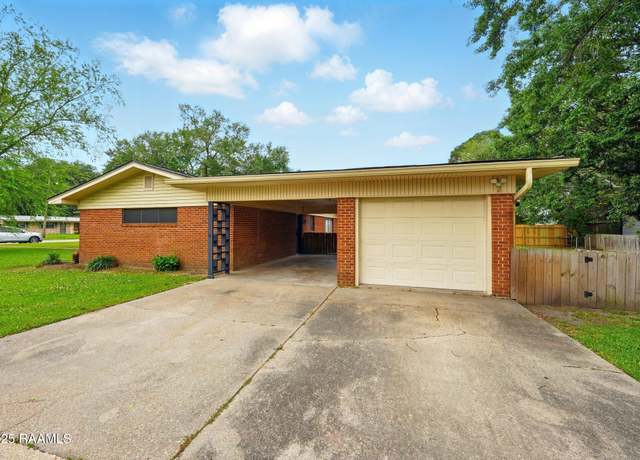 Property at 719 Vicnaire St, New Iberia, LA 70563, 3 beds, 2 baths