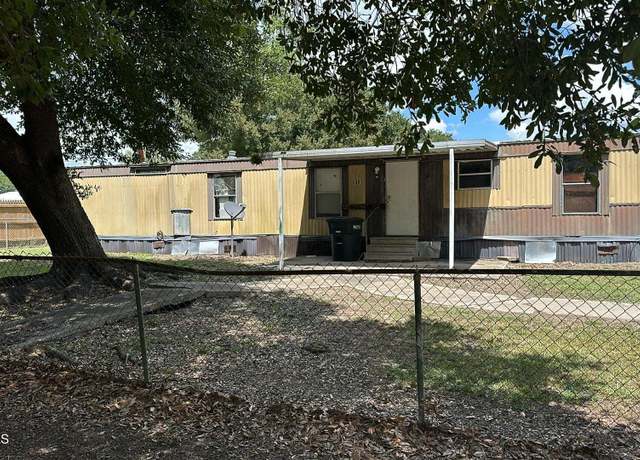 Property at 609 Texaco St, New Iberia, LA 70563, 2 beds, 2 baths