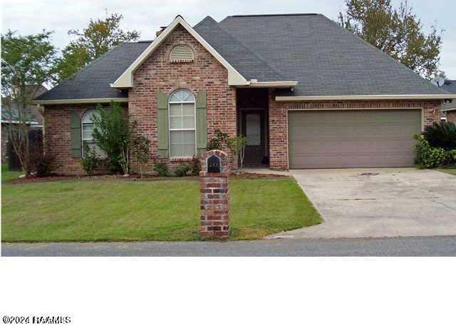 Property at 209 Crest Cir, Youngsville, LA 70592, 3 beds, 2 baths